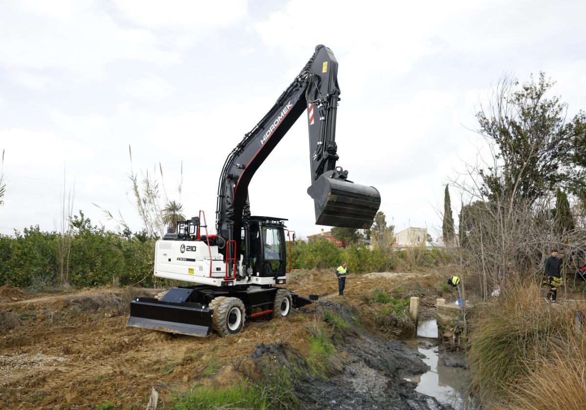 Los trabajos para reforzar los muros del cauce de la acequia de Benetúcer han arrancado esta semana con el uso de maquinaria.