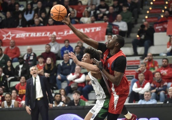 Moussa Diagne intenta rescatar un balón de manera agónica en el duelo ante el Nanterre.