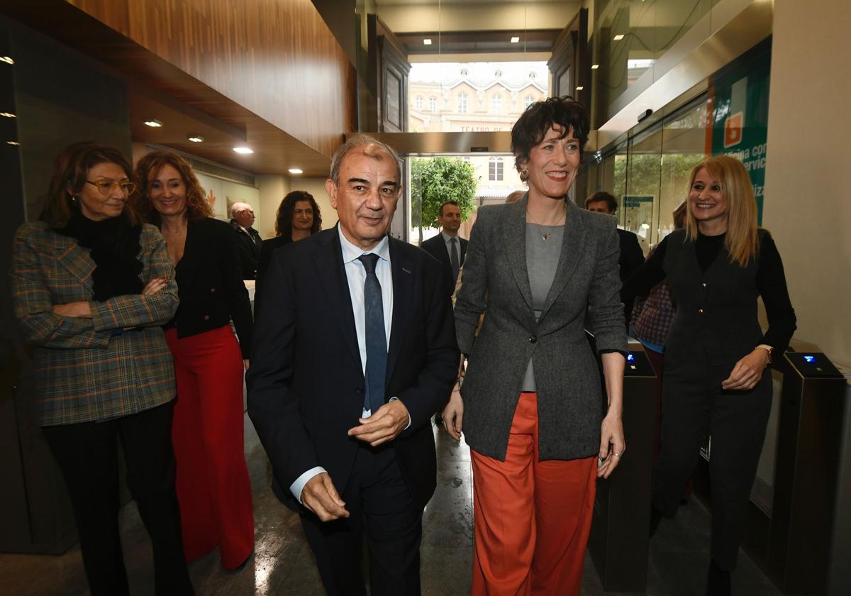 Juan Antonio Pedreño, la ministra Elma Saiz y la delegada del Gobierno en la Región de Murcia, Mariola Guevara (d), este miércoles en Murcia.