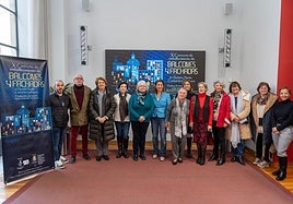 La concejal de Política Social, Igualdad y Familia, Cristina Mora, junto con la presidenta de la Asociación de Mujeres Cofrades, Victoria Boti acompañadas de miembros de la asociación.