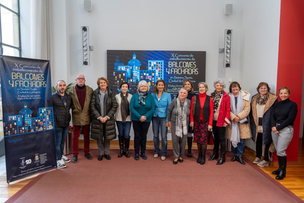 La concejal de Política Social, Igualdad y Familia, Cristina Mora, junto con la presidenta de la Asociación de Mujeres Cofrades, Victoria Boti acompañadas de miembros de la asociación.