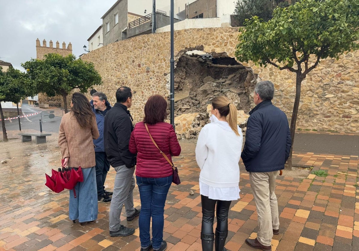 La concejala de Desarrollo Local y técnicos municipales supervisan la zona tras el derrumbe.