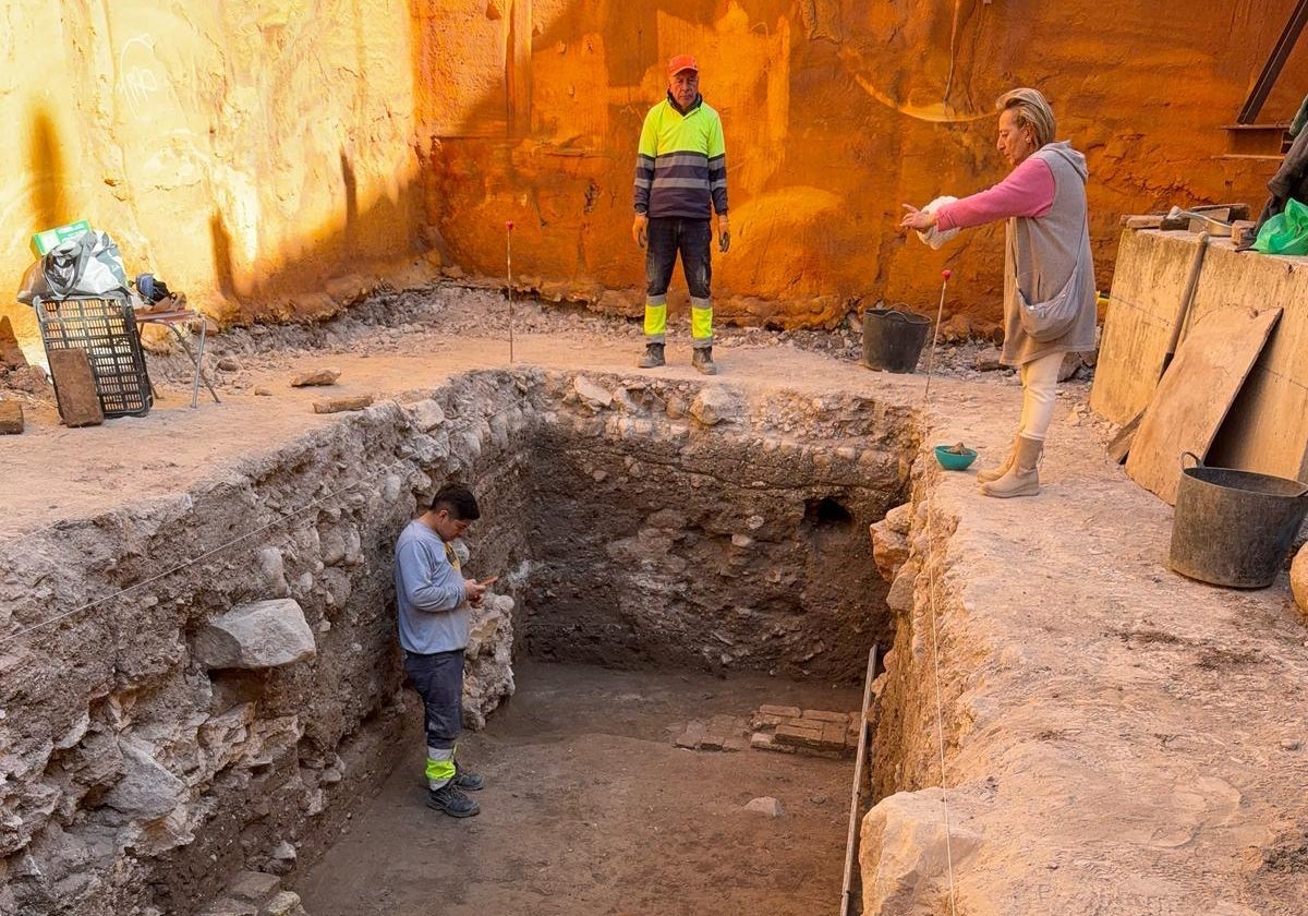 La arqueóloga Ana Pujante supervisa la excavación en el solar de la calle Leonés.