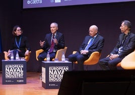 De izq. a dcha., Sidonie Robert modera la charla que protagonizaron Stanislas Gourlez de la Motte, Peter van Terwisga y Pablo Pavón.