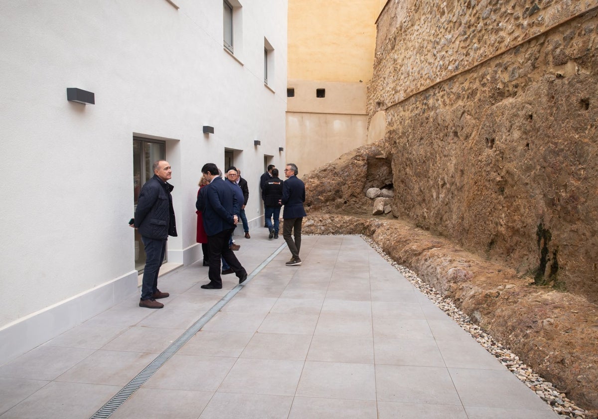 Imagen principal - Acceso al refugio de la Guerra Civil a través de los antiguos juzgados