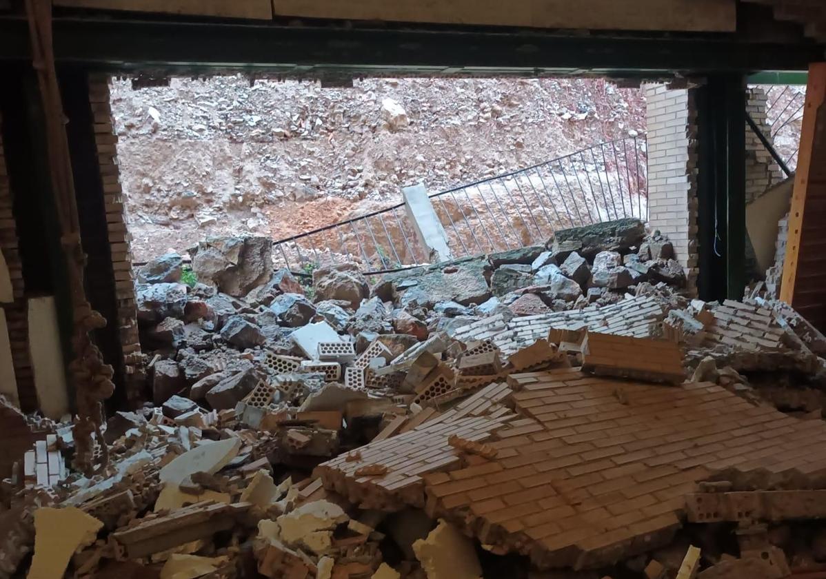 Derrumbe del muro del colegio Ciudad de Begastri de Cehegín sobre el pabellón Rosendo Berengüi.