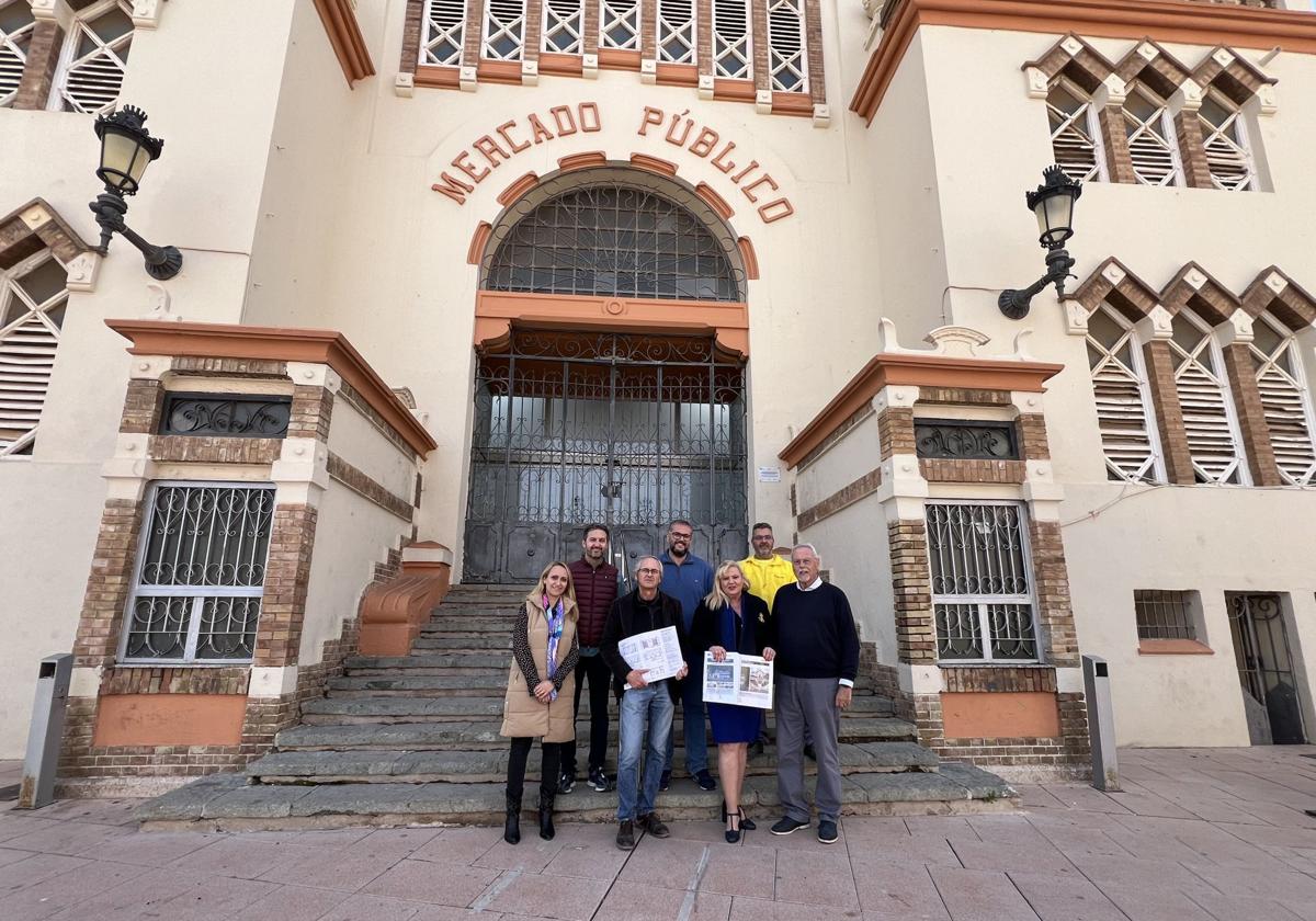 La concejala de Hacienda, Tere López, junto a representantes de la empresa, en frente del Mercado Público de La Unión.