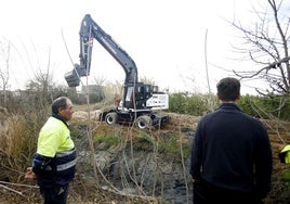 Obras, esta semana, en la acequia de Benetúcer a su paso por Llano de Brujas.