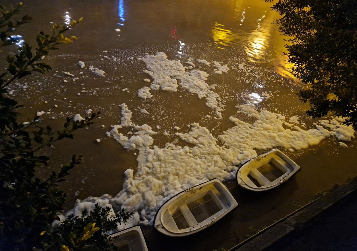 Espuma en el río Segura a su paso por Murcia, este miércoles por la noche.