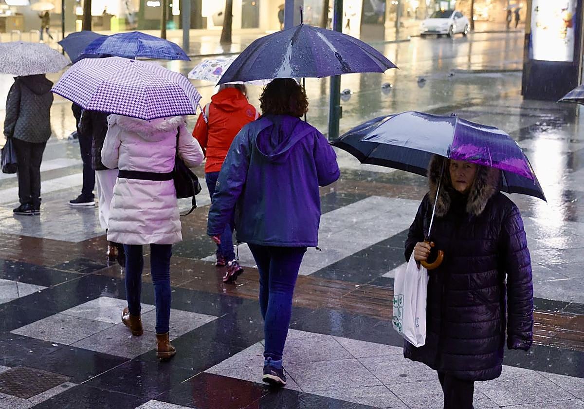 Varias mujeres caminan por Murcia, en una imagen de archivo.