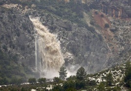 Explosión hídrica, este jueves, en el barranco del Saltador, en Cehegín.