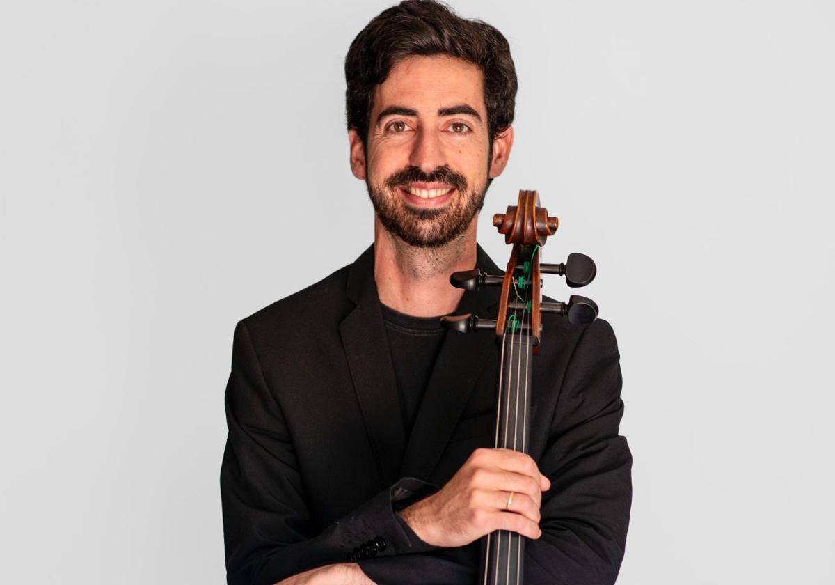 Lorenzo Meseguer, junto a su violonchelo.