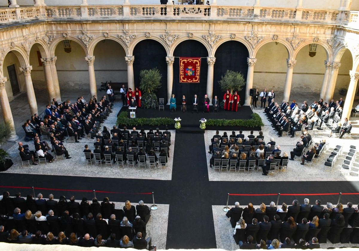 Asistentes a la recepción al Caballero Cubierto, el año pasado, en el colegio de Santo Domingo..