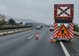 Señalización en el tramo de la autovía A-7 a su paso por Totana que resultó afectado por las lluvias.