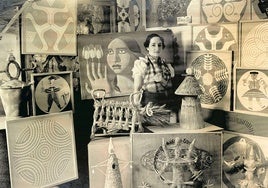 Maruja Mallo, rodeada de sus obras en su estudio de Madrid en 1936.