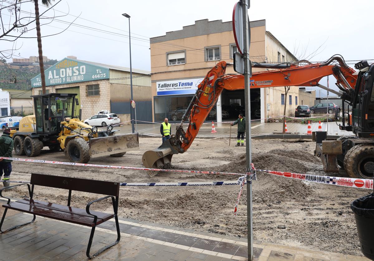 Trabajos de reparación de los daños provocados por la lluvia en la carretera de Caravaca.