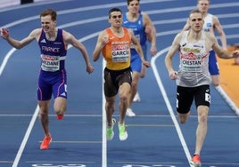 Mariano García (cen.), entrando en segunda posición en primera ronda del Europeo de pista cubierta de Países Bajos, este viernes.