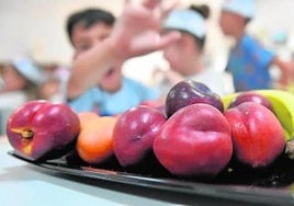 Campaña de Proexport de 2018 en la que repartió raciones de fruta en colegios de la Región, en una imagen de archivo.