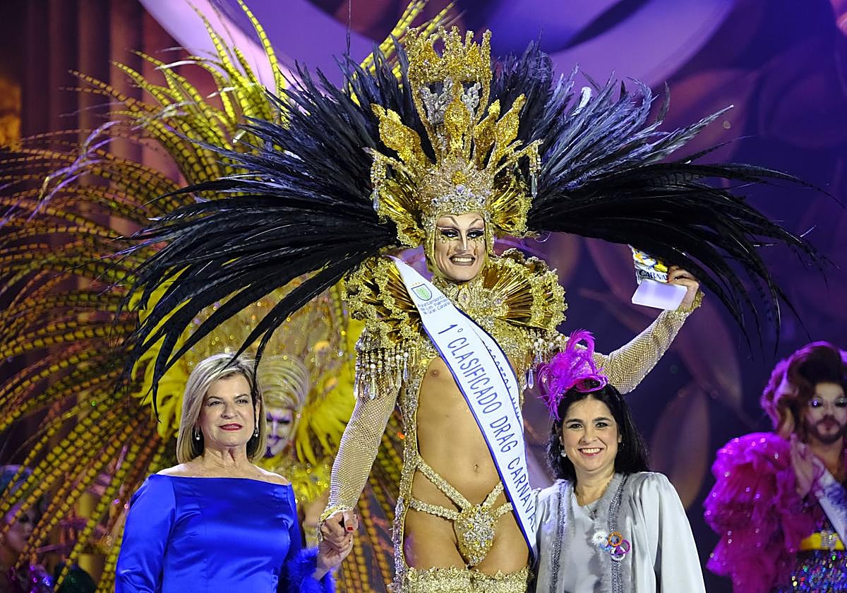 Drag Liak (Alejandro Corbalán López) acompañado por la alcaldesa de Las Palmas, Carolina Darias (d) y la concejala Inmaculada Medina.