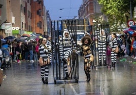 Las Grecas, representando el musical 'Chicago', aguantaron bajo la lluvia hasta que se canceló el desfile.