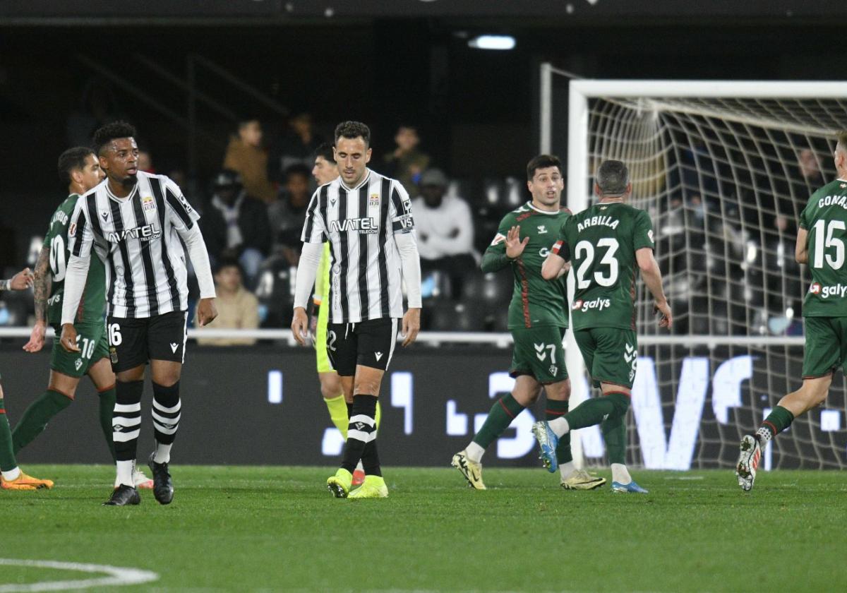 Pepín Machín y Kiko Olivas, cabizbajos durante el último choque ante el Eibar.