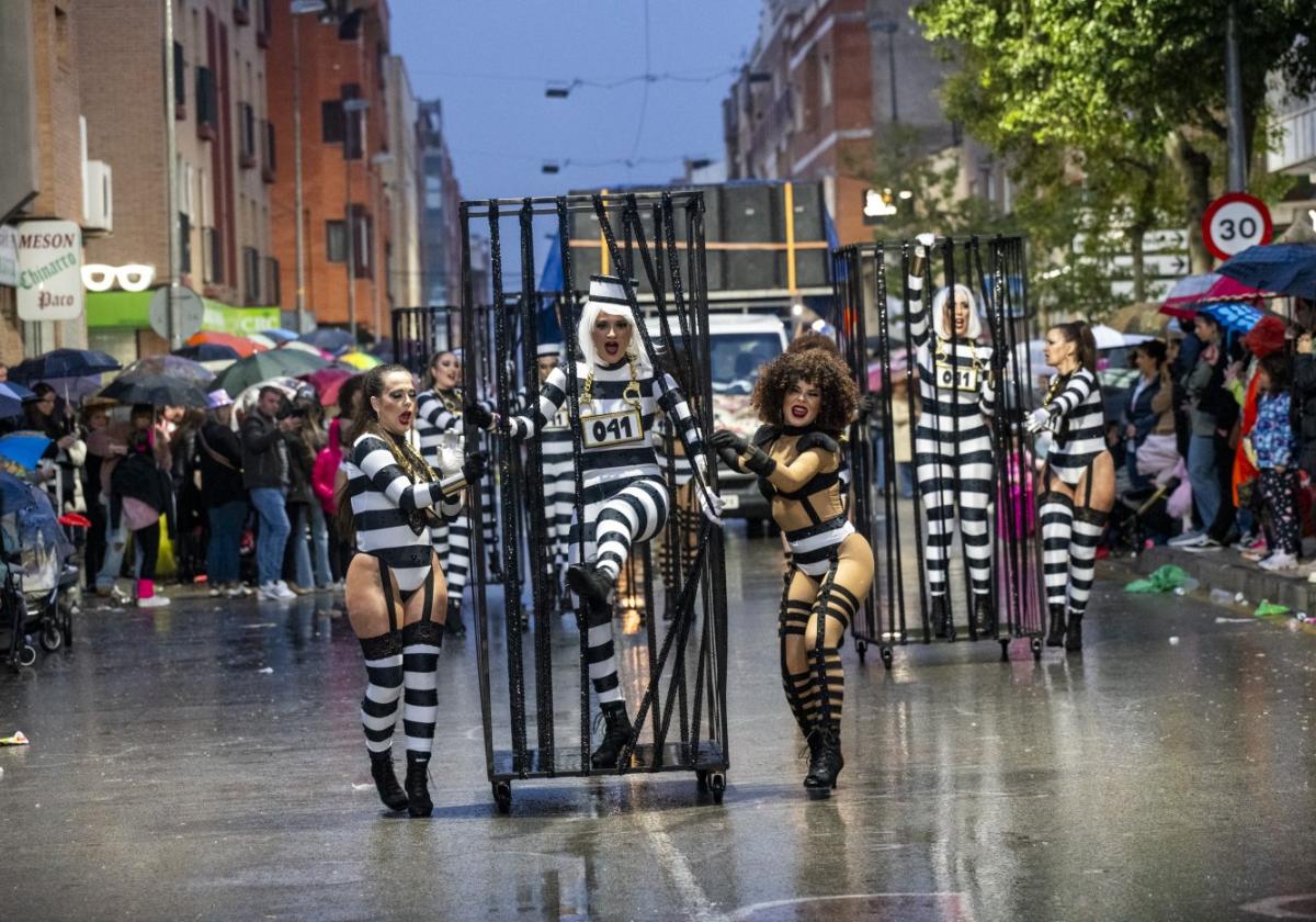 Las Grecas, representando el musical 'Chicago', aguantaron bajo la lluvia hasta que se canceló el desfile.