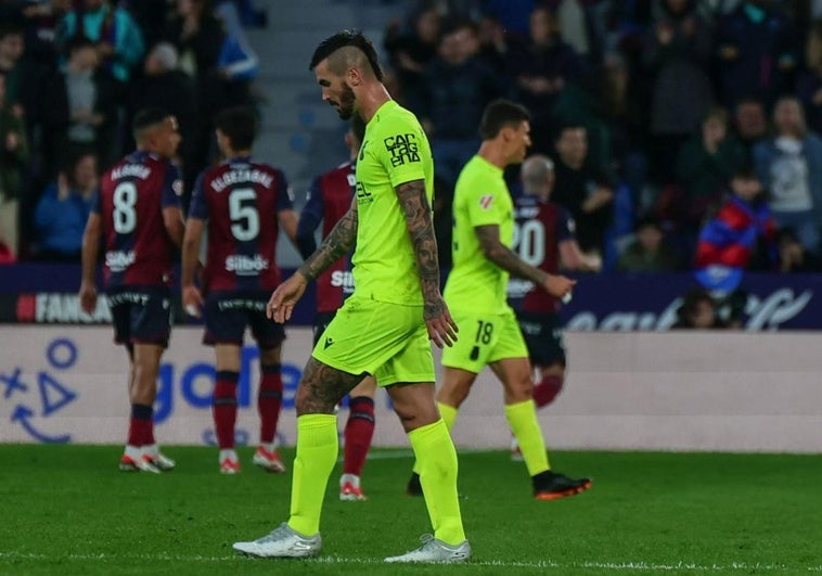 El delantero Álex Millán camina por el campo, tras el primer gol del Levante.