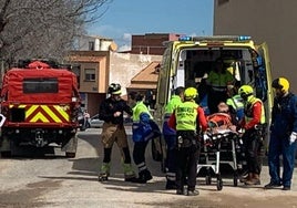 Efectivos de Emergencia con el accidentado.