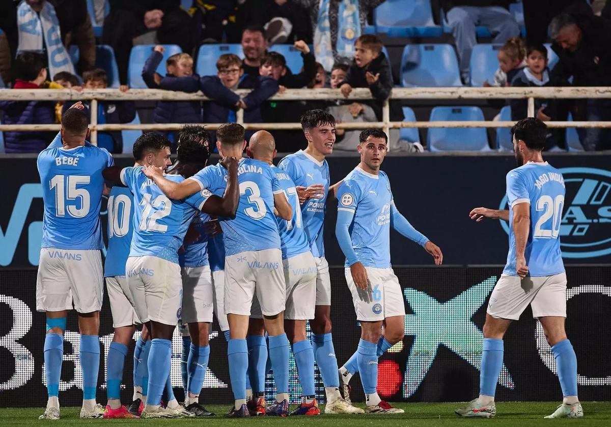 Los jugadores del equipo local celebran uno de los goles.