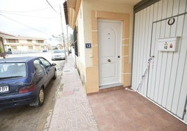 Portal de la vivienda en la que se produjo la disputa familiar que acabó con el fatal desenlace.