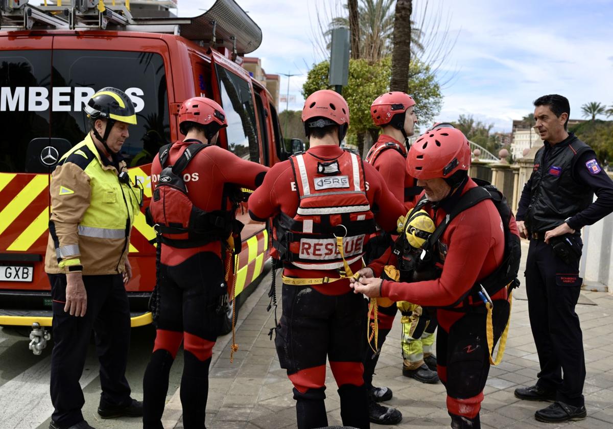 La reanudación del dispositivo de búsqueda de una persona desaparecida en el río Segura de Murcia, en imágenes