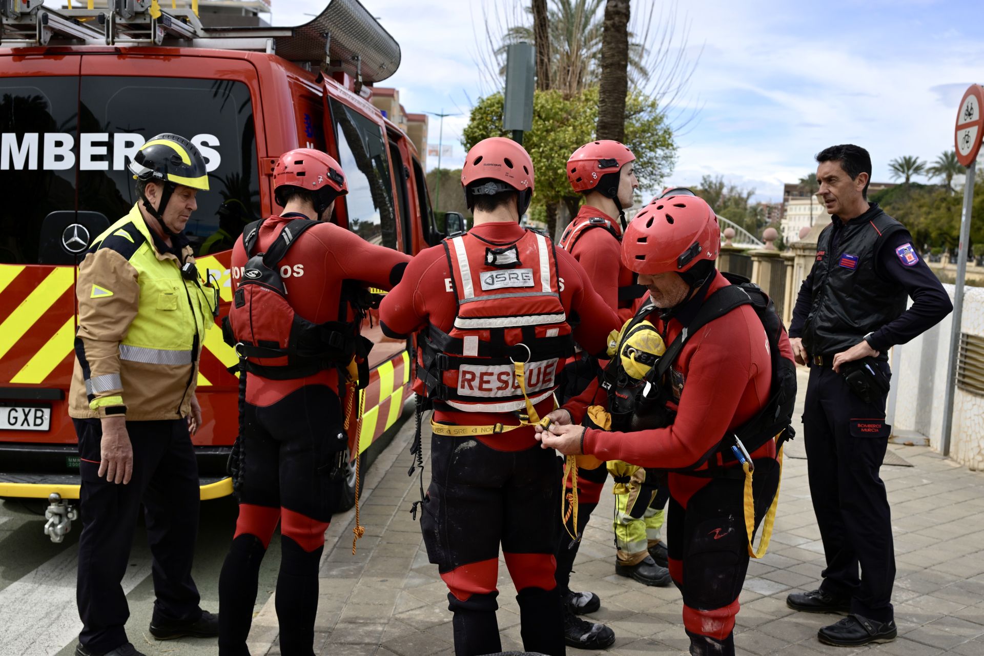 La reanudación del dispositivo de búsqueda de una persona desaparecida en el río Segura de Murcia, en imágenes