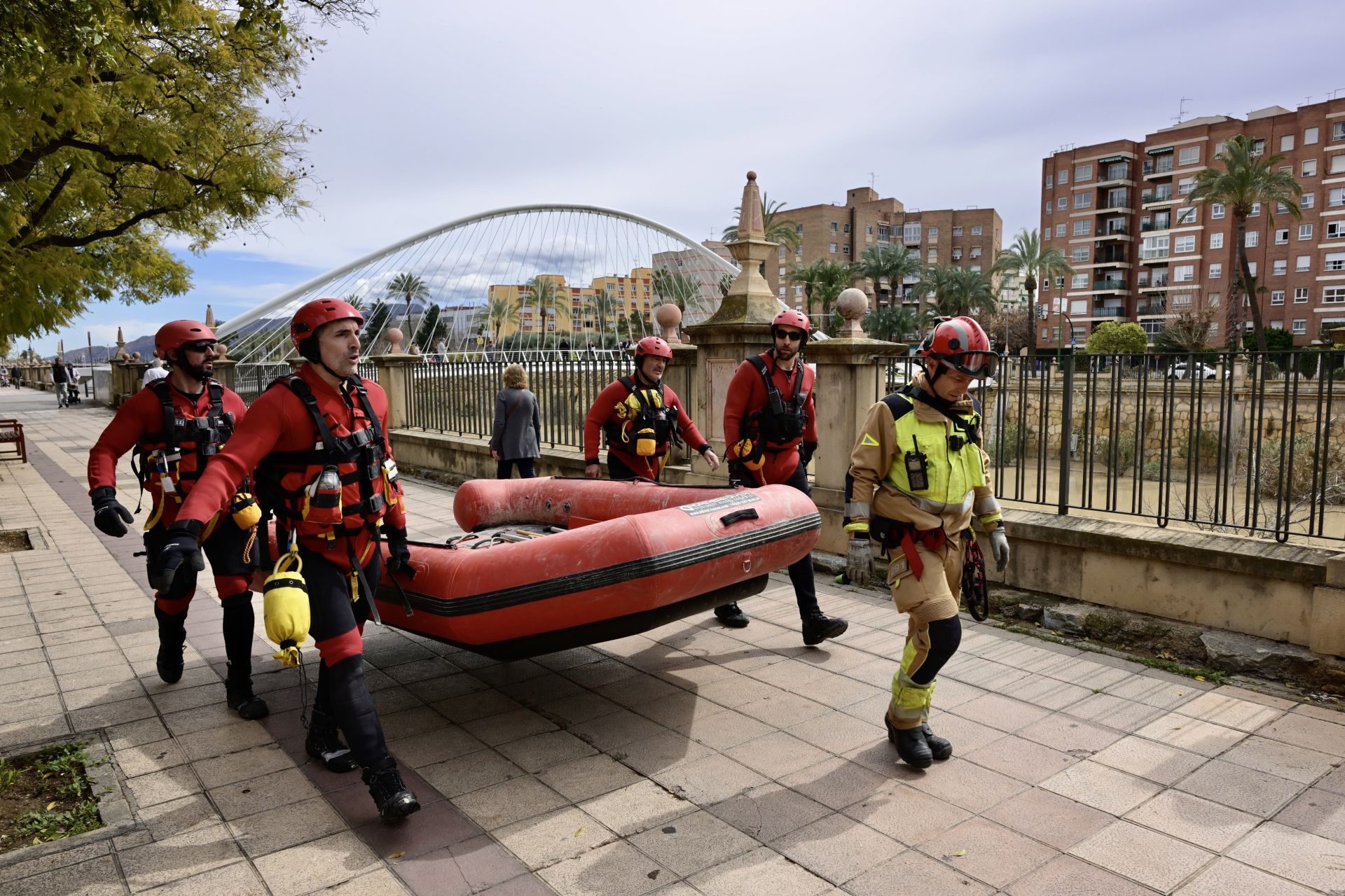 La reanudación del dispositivo de búsqueda de una persona desaparecida en el río Segura de Murcia, en imágenes