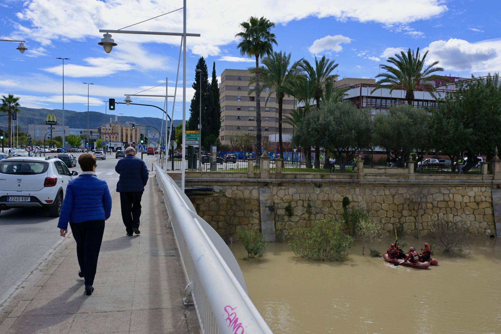 La reanudación del dispositivo de búsqueda de una persona desaparecida en el río Segura de Murcia, en imágenes
