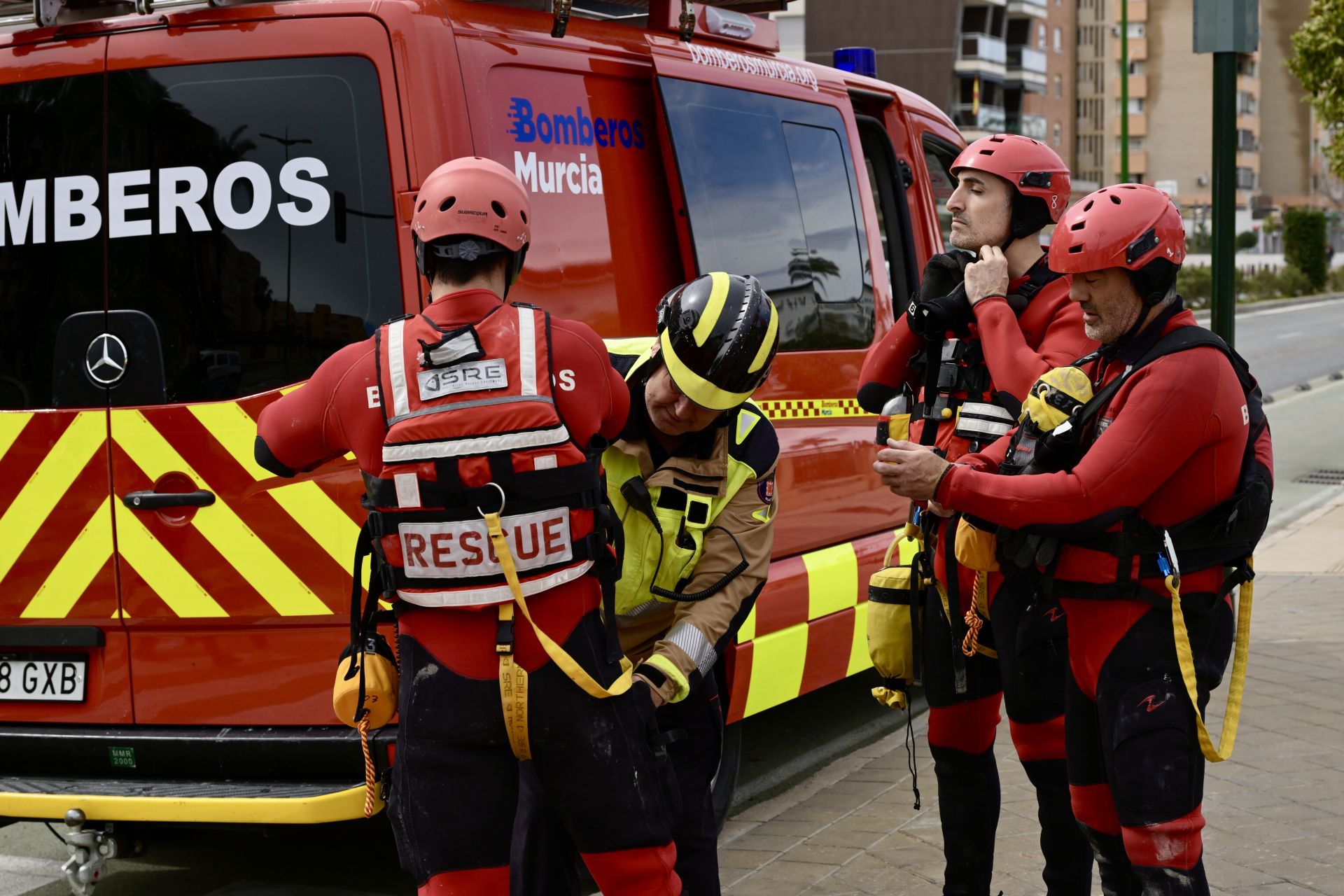 La reanudación del dispositivo de búsqueda de una persona desaparecida en el río Segura de Murcia, en imágenes
