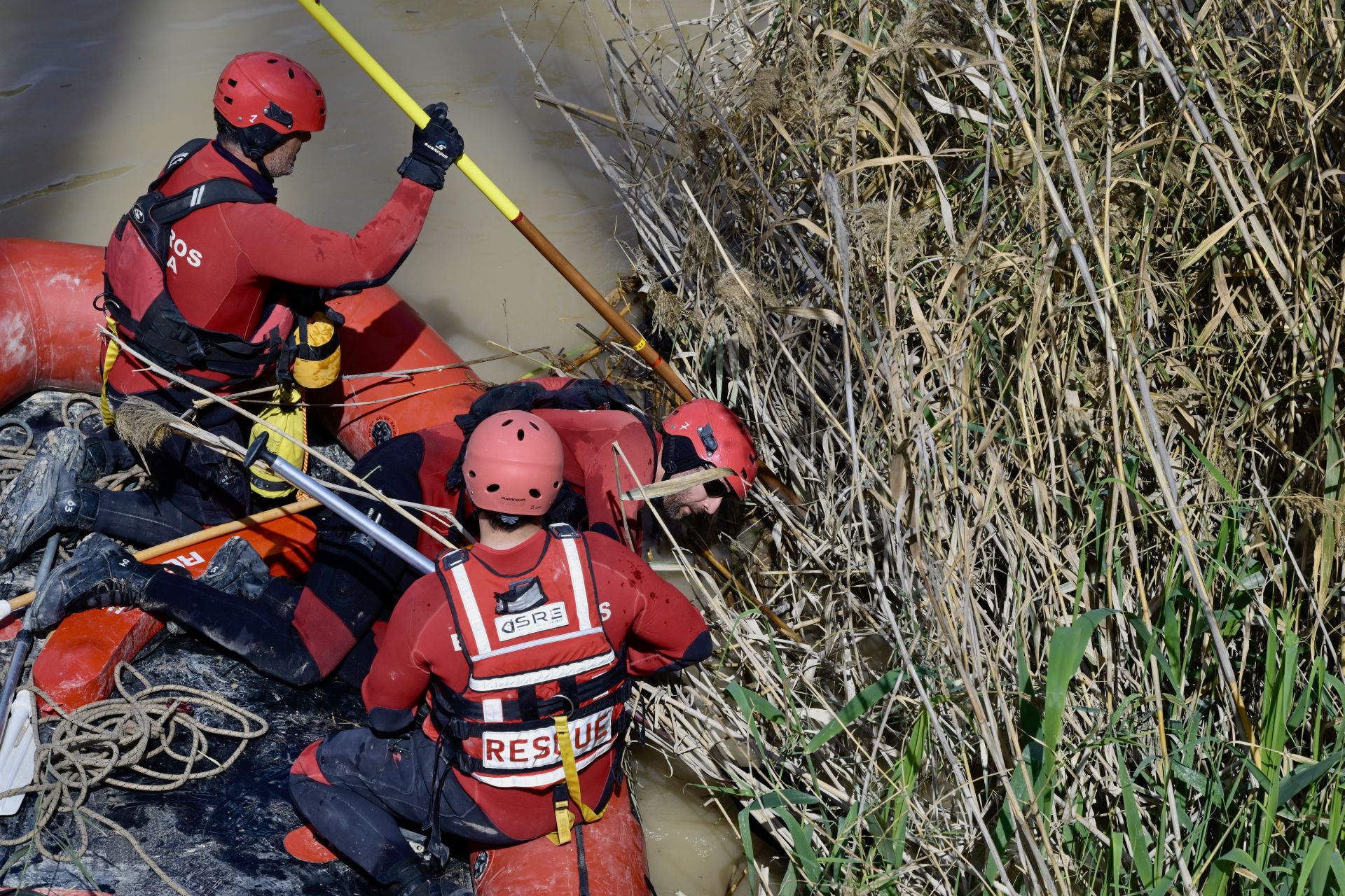 La reanudación del dispositivo de búsqueda de una persona desaparecida en el río Segura de Murcia, en imágenes