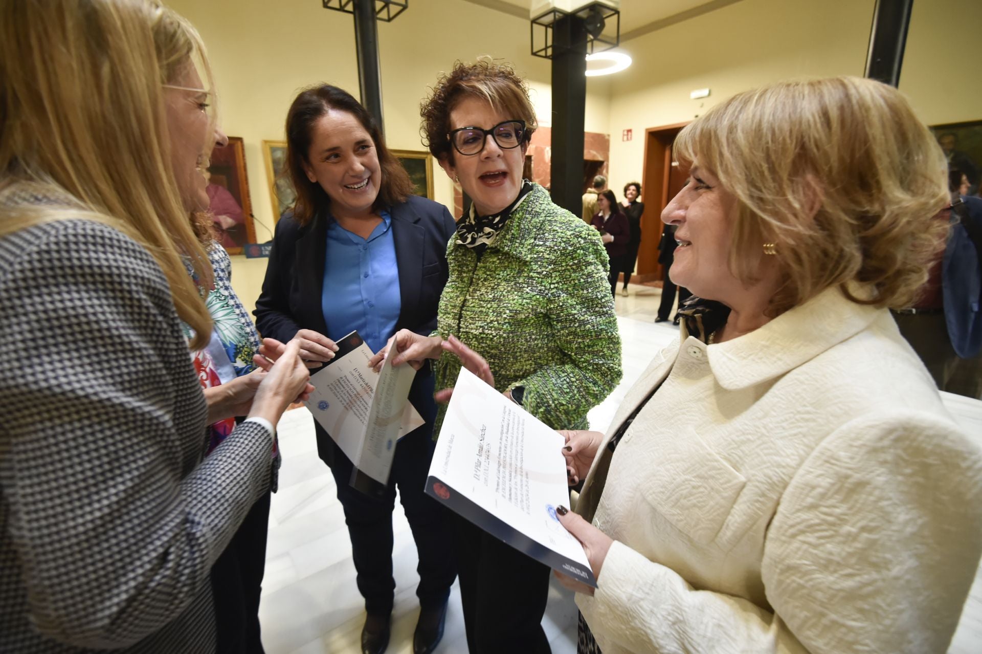 El acto de entrega de los premios al liderazgo femenino en investigación de la UMU, en imágenes