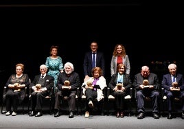 Los premiados con los Cerebros de Oro, con Trinidad Herrero.