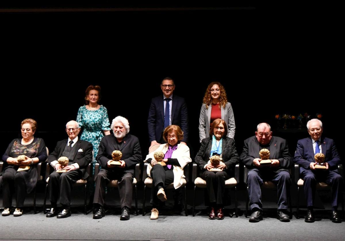 Los premiados con los Cerebros de Oro, con Trinidad Herrero.