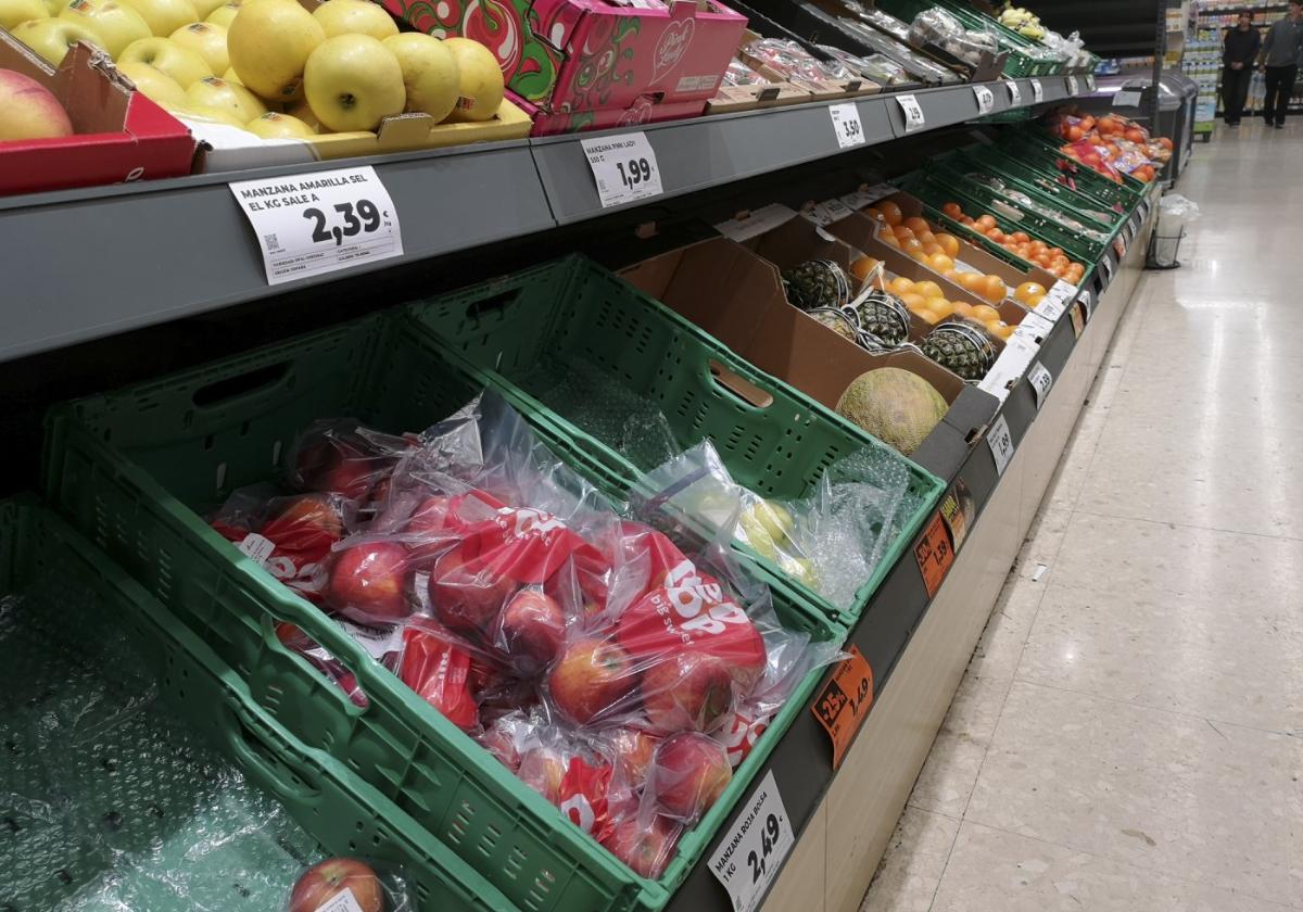 Fruta envasada en plástico en un lineal de supermercado en Murcia.