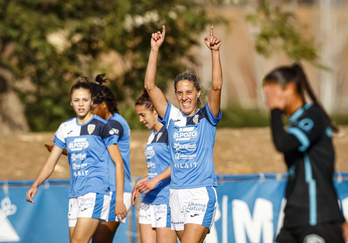 Estefa Lima celebra el gol que dejó los tres puntos en casa.