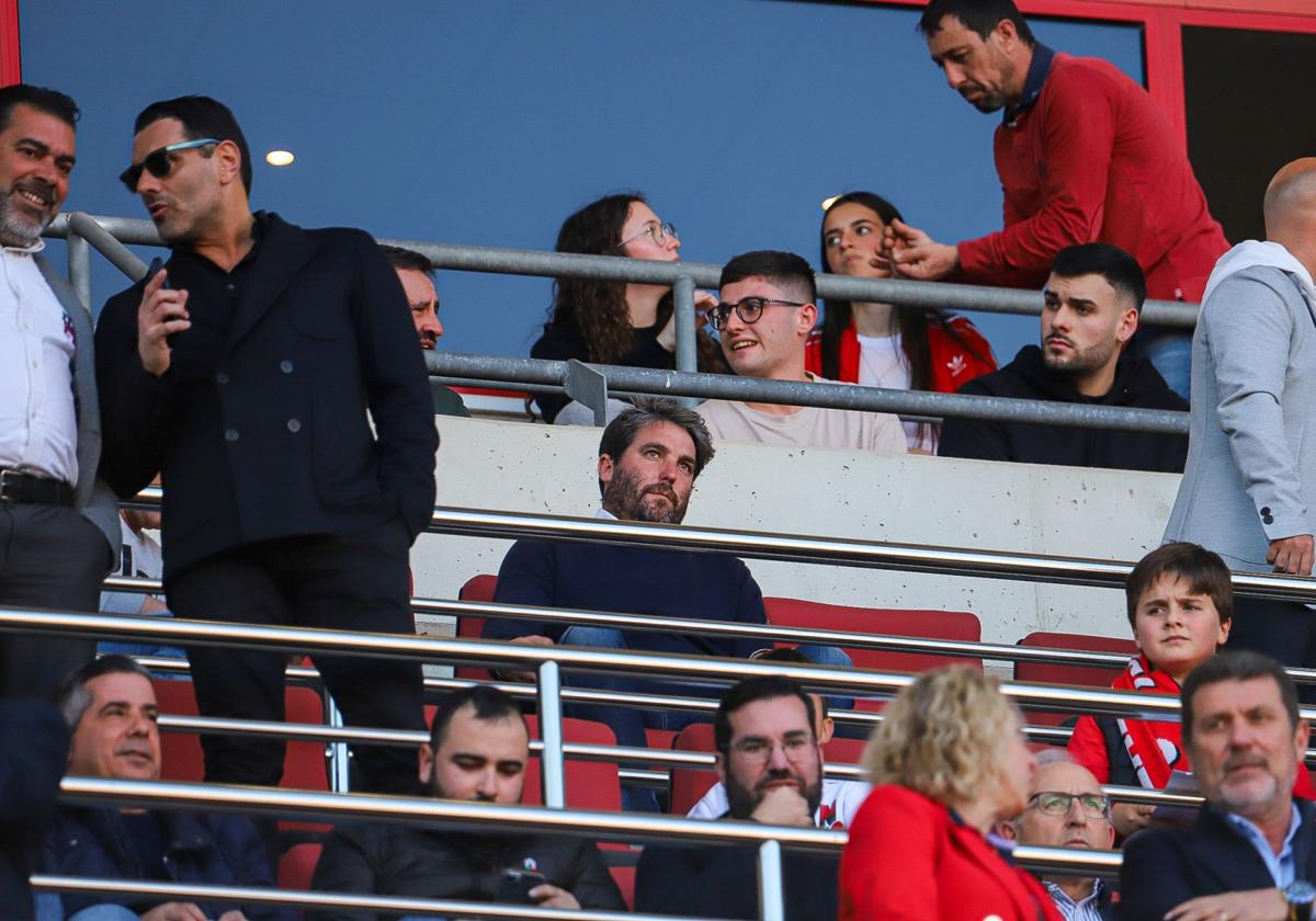 Asier Goiria, en el centro de la imagen, se muestra pensativo antes del choque del Real Murcia frente al Sevilla Atlético.