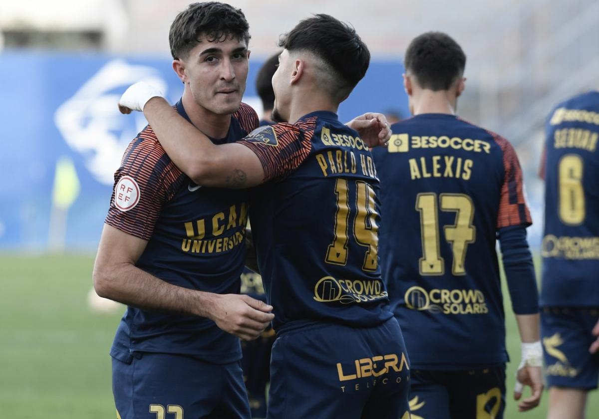 Pablo Hernández, con el dorsal 14, felicita a Julio, a la izquierda, por su gol ante el Linares.