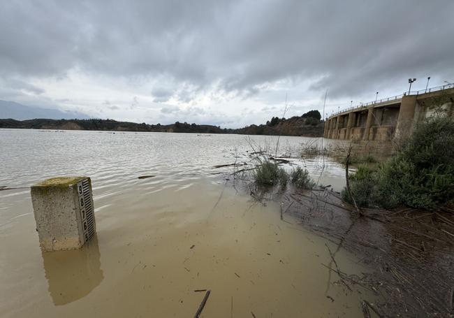 Agua embalsada en el pantano de Pliego, en una foto del sábado.