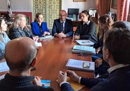 El consejero Marín y la alcaldesa ceheginera Del Amor, reunidos este lunes con los directores de los centros educativos del municipio.