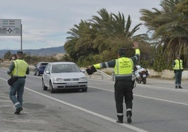 Un dispositivo de la Guardia Civil encargado de una campaña del uso del cinturón de seguridad, en una imagen de archivo.