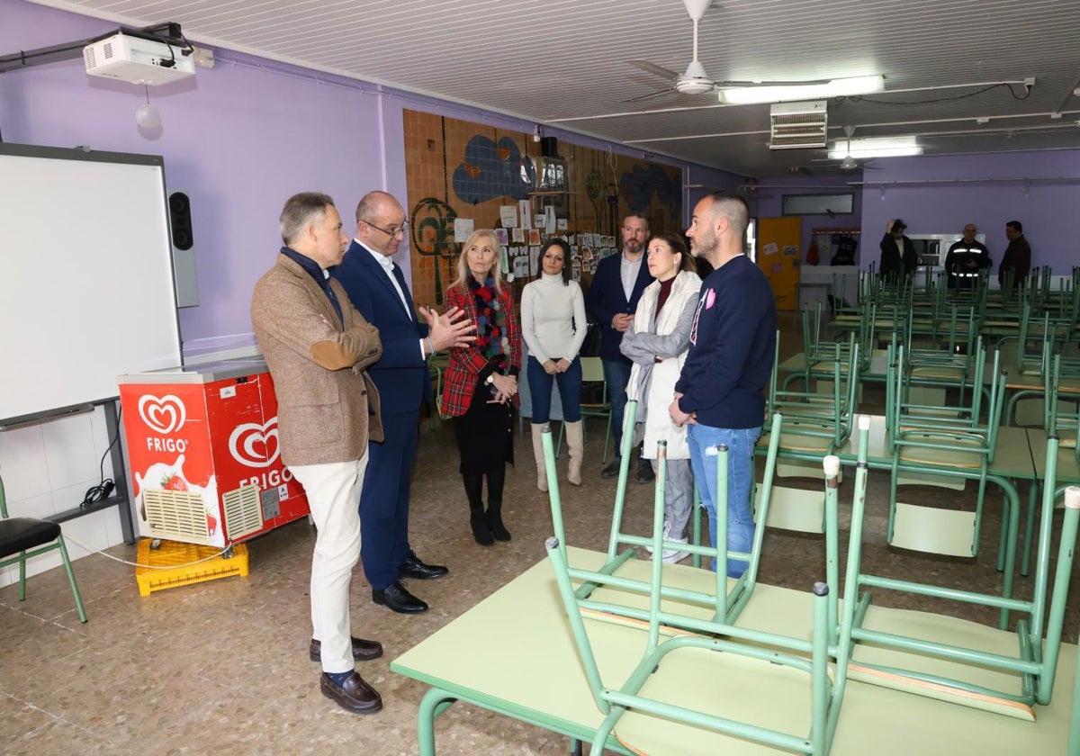 El alcalde, el consejero y el equipo docente del colegio de Villaespesa en el comedor que se inundó por las lluvias.