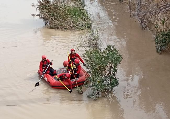 Trabajos de búsqueda de una persona desaparecida en el río Segura de Murcia.