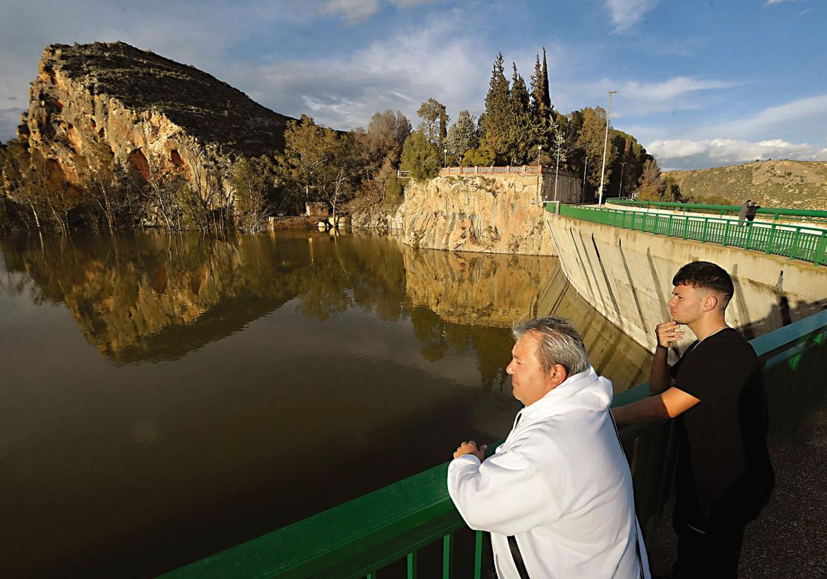 Dos vecinos se asoman, ayer, al embalse de La Cierva, en Mula.