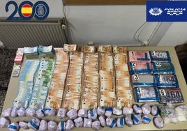 Los paquetes incautados que contenían 13 kilos de cocaína, junto a los 100.000 euros en efectivo que uno de los detenidos tenía escondidos en su vivienda.